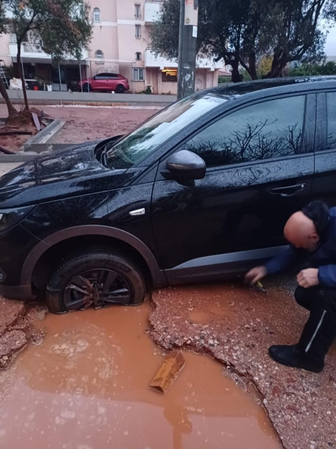 Νέα Μάκρη: Αυτοκίνητο σε παγίδα στην οδό Ηλία Ταχτατζή