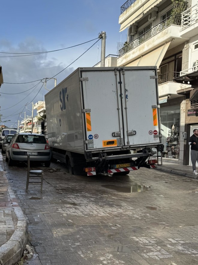 Εγκλωβισμένο φορτηγό στην οδό Λαμέρα της Νέας Μάκρης