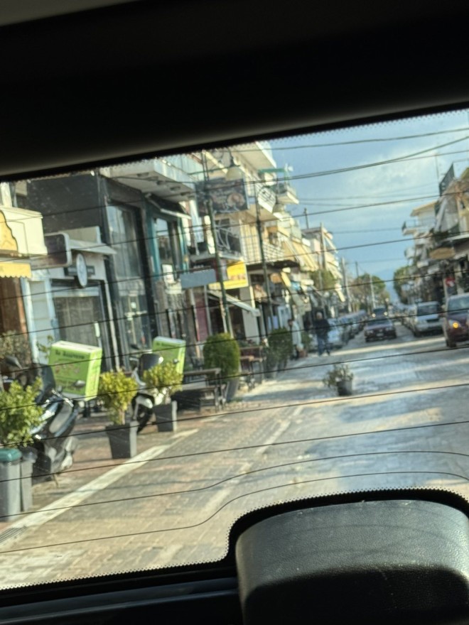Γλάστρες στη μέση του δρόμου στην κεντρική πλατεία Νέας Μάκρης  