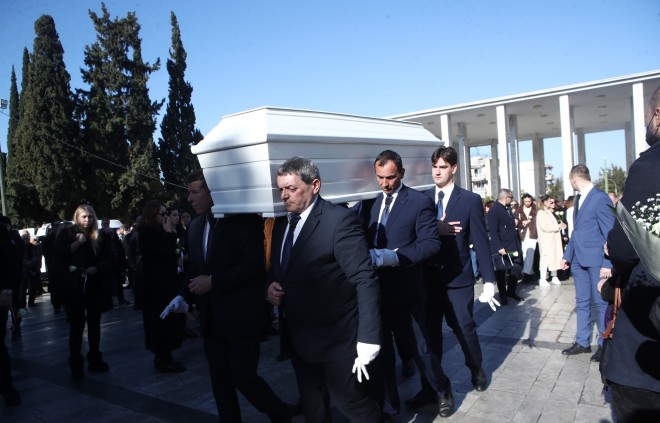 Κηδεία Μαργαρίτας Οικονομοπούλου - Το άσπρο φέρετρό της