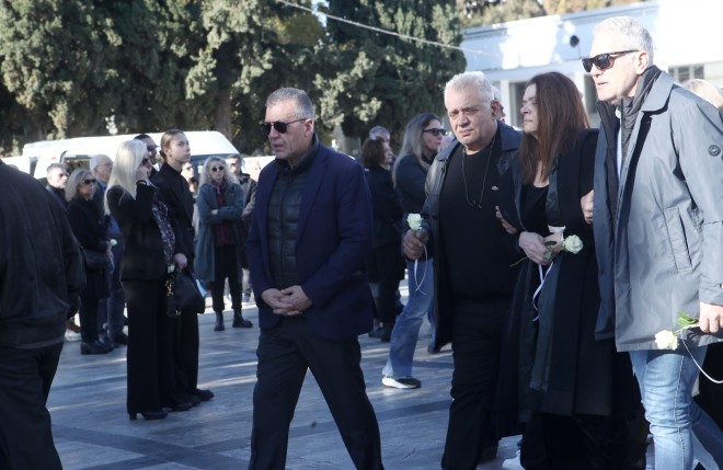 Κηδεία Μαργαρίτας Οικονομοπούλου: Υποβασταζόμενη η μητέρα της