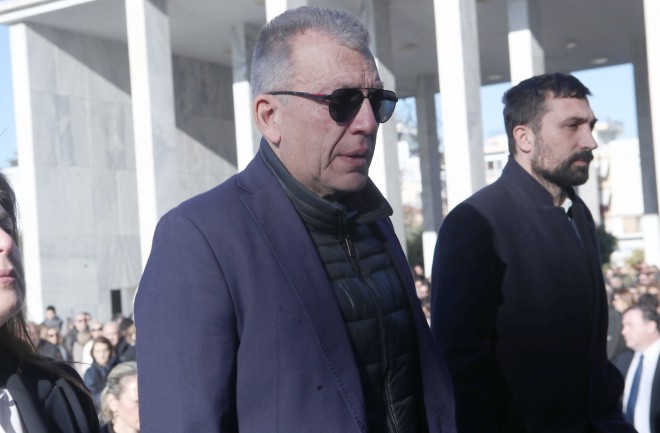Ο Γιάννης Βρούτσης στην κηδεία της Μαργαρίτας Οικονομοπούλου