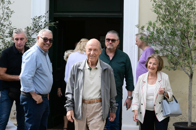 Κώστας και Δάφνη Σημίτη στις εσωκομματικές εκλογές του ΠΑΣΟΚ, τον Οκτώβριο του 2024/ φωτογραφία αρχείου Eurokinissi