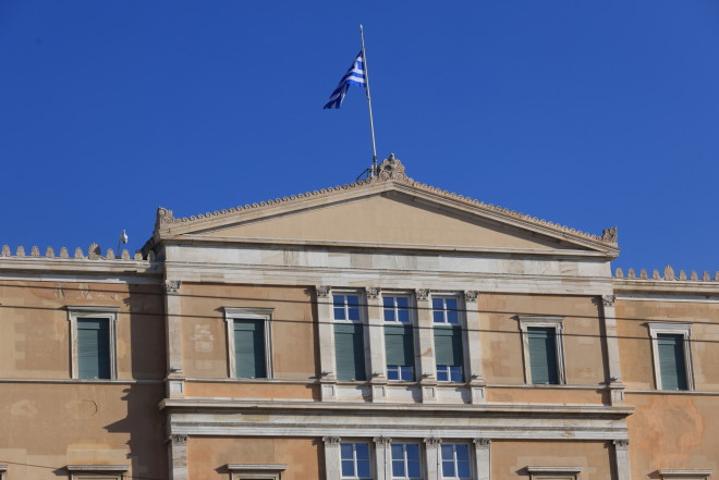 Θάνατος Κώστα Σημίτη: Mεσίστια η σημαία στο κτίριο της Βουλής/ Eurokinissi Γιάννης Παναγόπουλος