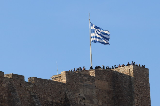 Θάνατος Κώστα Σημίτη: Mεσίστια η σημαία στον ιερό βράχο της Ακρόπολης/ Eurokinissi Γιάννης Παναγόπουλος