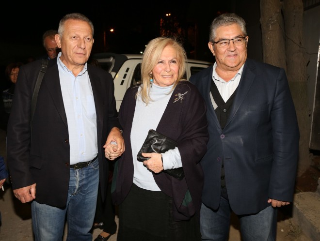 Η Μπέτυ Βαλάση ανάμεσα στον Θανάση Παφίλη και τον Δημήτρη Κουτσούμπα