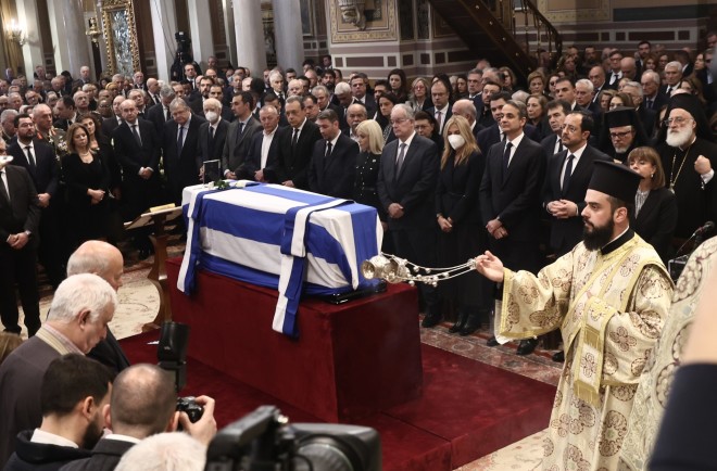 Συγκίνηση στην εξόδιο ακολουθία του Κώστα Σημίτη - Intimenews