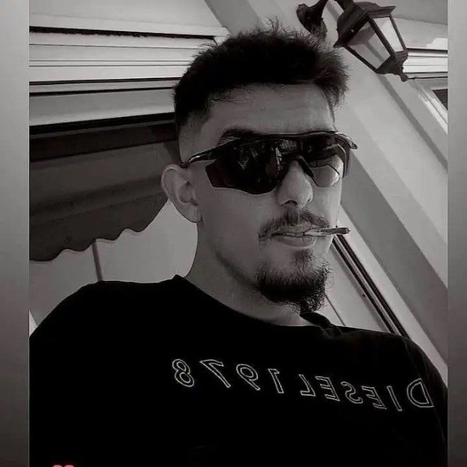 Ο Παναγιώτης επέστρεφε από τη δουλειά του, όταν η Porsche που οδηγούσε ο 45χρονος έπεσε πάνω του με μεγάλη ταχύτητα
