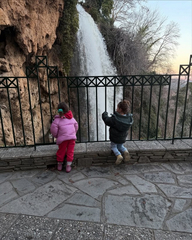 Τανιμανίδης – Μπόμπα: Χειμερινή εκδρομή με τις κόρες τους