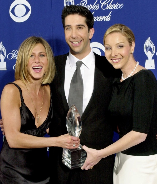 Ο Ντέιβιντ Σουίμερ στα People Choice Awards το 2001, ανάμεσα στην Τζένιφερ Άνιστον και τη Λίζα Κούντροου 