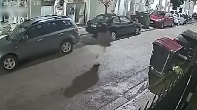 Η 22χρονη την ώρα που κατευθύνεται τρέχοντας στο σπίτι της για να ξεφύγει / Στιγμιότυπο από βίντεο Σκάι