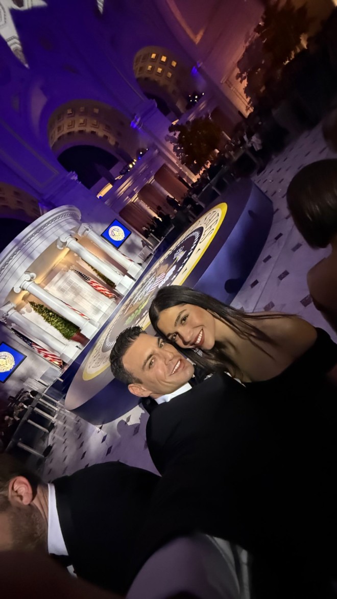 Μελίνα Νικολαΐδη: Με παραμυθένιο off shoulder φόρεμα στην ορκομωσία Τραμπ