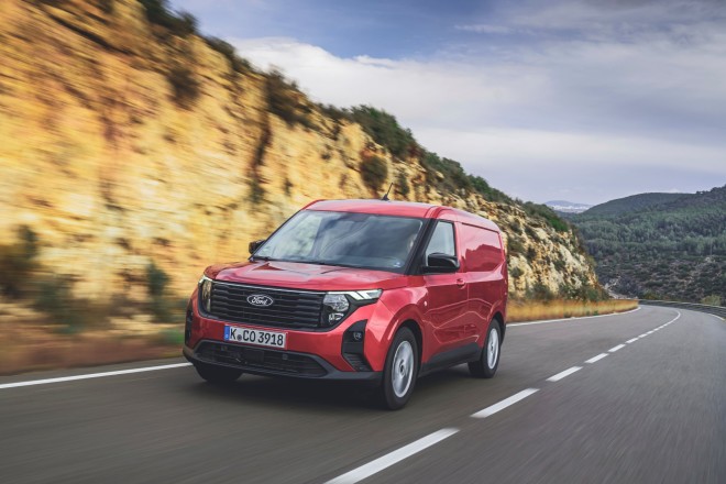 Ford: Πρώτη εταιρεία σε πωλήσεις στα ελαφρά επαγγελματικά οχήματα 