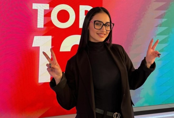 Η Klavdia δεν αποχωρίζεται στιγμή τα διάσημα -πλέον- γυαλιά της!