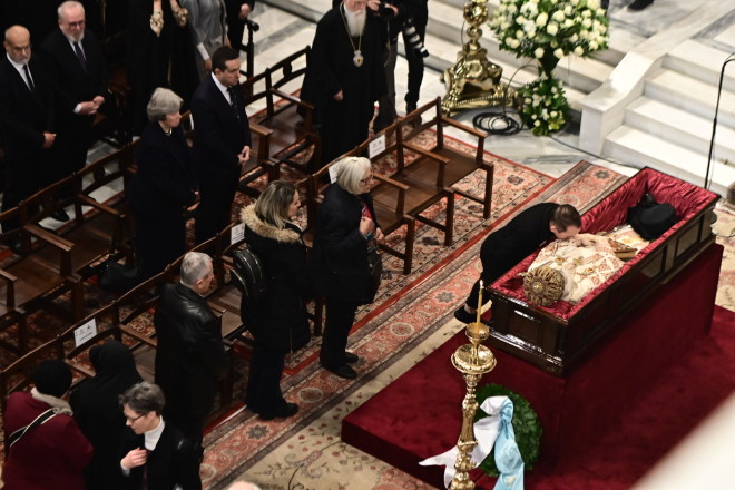 Συγκίνηση στο λαϊκό προσκύνημα του Αρχιεπισκόπου Αλβανίας Αναστάσιου