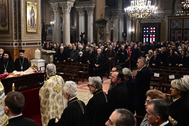 Συγκίνηση στο λαϊκό προσκύνημα του Αρχιεπισκόπου Αλβανίας Αναστάσιου