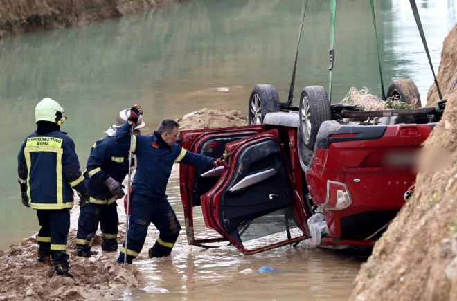 Τροχαίο Μενίδι - Νεκρή γυναίκα που έπεσε σε ρέμα