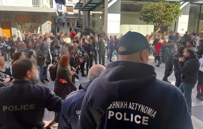 Το συγκεντρωμένο πλήθος ήθελε να αποδοκιμάσει τη μητέρα και τον σύντροφό της που κακοποίησαν τον 3χρονο - cretalive.gr