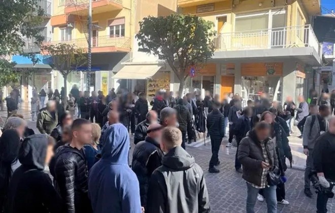 Κόσμος έξω από τα δικαστήρια του Ηρακλείου - cretalive.gr