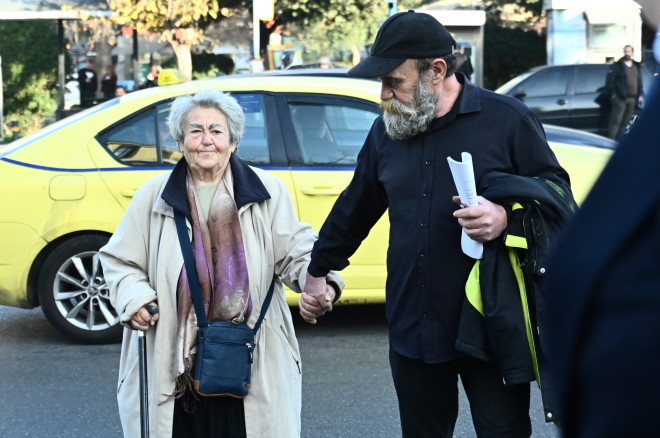 O Κώστας Πολυχρονόπουλος με τη μητέρα του στα δικαστήρια