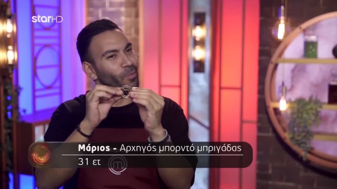 MasterChef: Ο Μάριος φόρεσε την κονκάρδα του αρχηγού