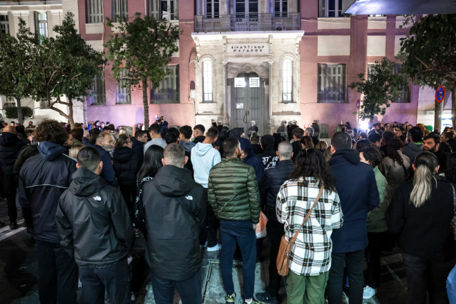 Οργισμένο πλήθος περίμενε μέχρι το βράδυ έξω από τα δικαστήρια για να λιντσάρει το ζευγάρι των κατηγορουμένων - Eurokinissi