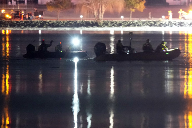 Μέχρι στιγμής έχουν ανασυρθεί από τα παγωμένα νερά του ποταμού 18 σοροί - AP Images