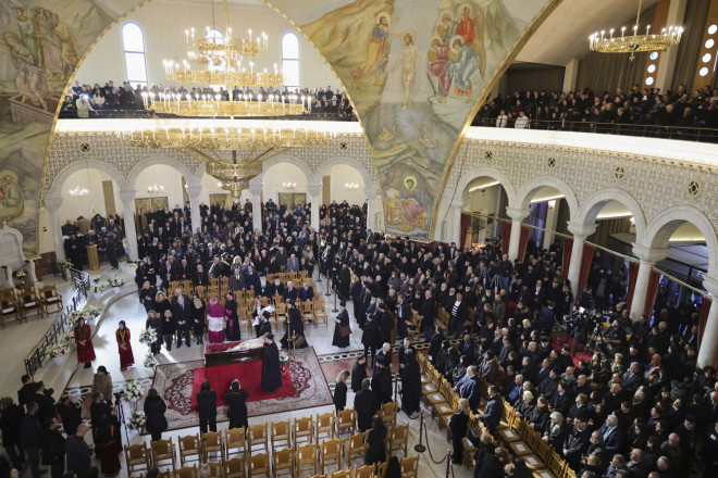 Πιστοί, πολιτικοί και εκπρόσωποι θρησκευτικών κοινοτήτων αποχαιρετούν τον μακαριστό Αρχιεπίσκοπο Αλβανίας Αναστάσιο - AP Images