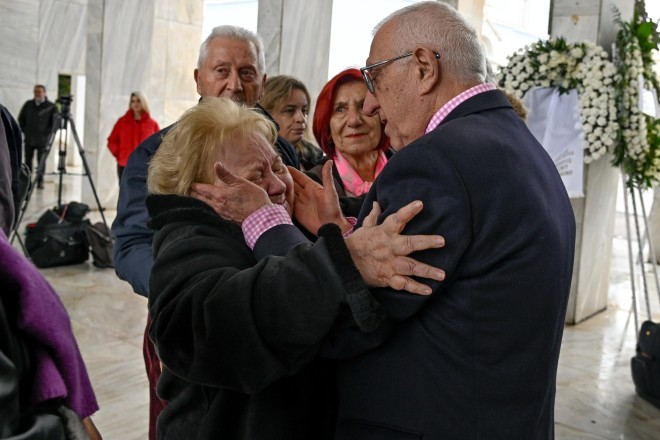 Κηδεία Ιάσονα Τριανταφυλλίδη - Συντετριμμένη η μητέρα του: «Ζω μαζί του»