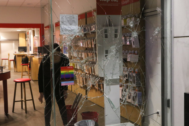 Επίθεση κουκουλοφόρων με ρόπαλα στην Κυψέλη - Φθορές σε καταστήματα