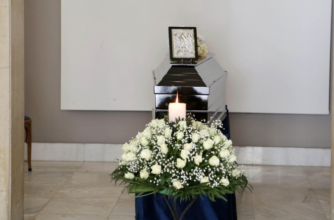 Κηδεία Δημήτρη Κολλάτου: Συντετριμμένα τα παιδιά του στο τελευταίο «αντίο»