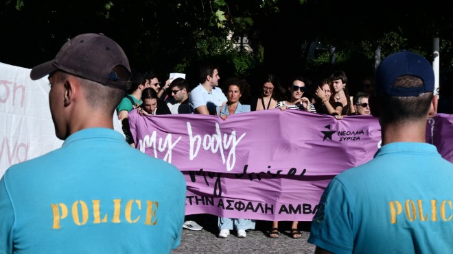 Πότε θεσπίστηκε το δικαίωμα στην άμβλωση στην Ελλάδα