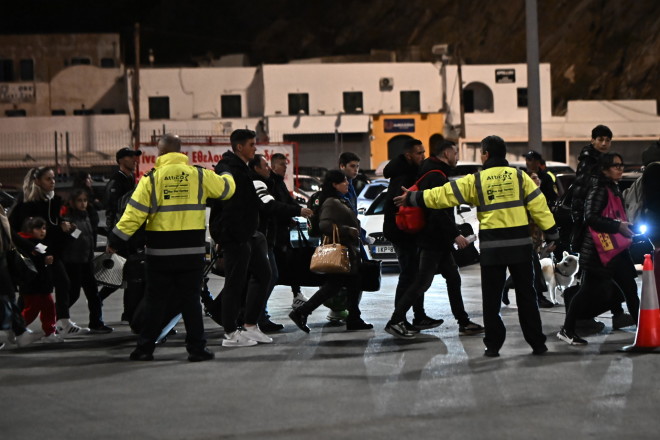 Στο νησί θα φτάσουν και μηχανικοί του ΤΕΕ για να ελέγξουν τα σχολεία του νησιού τα οποία είναι κλειστά έως την Παρασκευή - Eurokinissi
