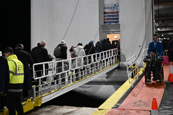 Οι κάτοικοι έχουν τρομοκρατηθεί από τους συνεχείς σεισμούς στη Σαντορίνη - Eurokinissi