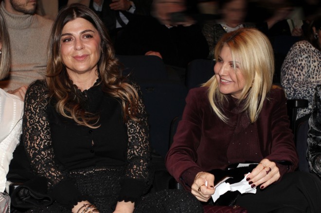 Αθανασία Μαρινάκη: Η σπάνια δημόσια εμφάνιση σε θεατρική βραδιά