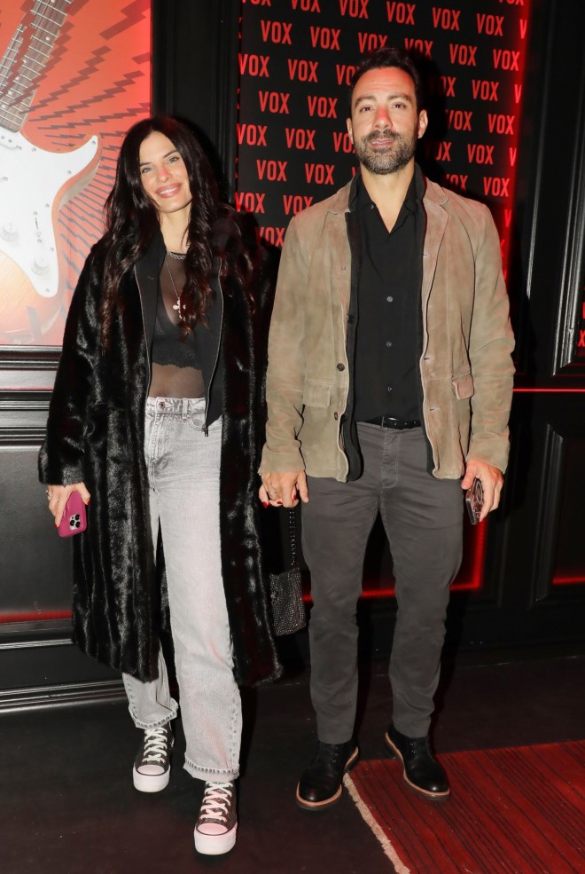Χριστίνα Μπόμπα: Με see-through τοπ και sneakers στο κέντρο, όπου εμφανίζονται ο Γιώργος Νταλάρας και ο Βασίλης Παπακωνσταντίνου / NDP Photo Agency / Νίκος Δρούκας