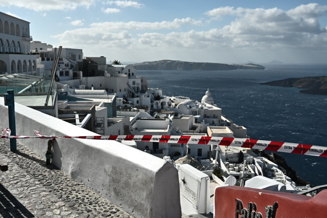 Σαντορίνη: 'Εκλεισαν με κορδέλες τα σοκάκια λόγω των σεισμών