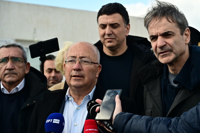 Στη Σαντορίνη έφτασε ο πρωθυπουργός, Κυριάκος Μητσοτάκης, συνοδευόμενος από τον υπουργό Κλιματικής Κρίσης και Πολιτικής Προστασίας, Βασίλη Κικίλια.