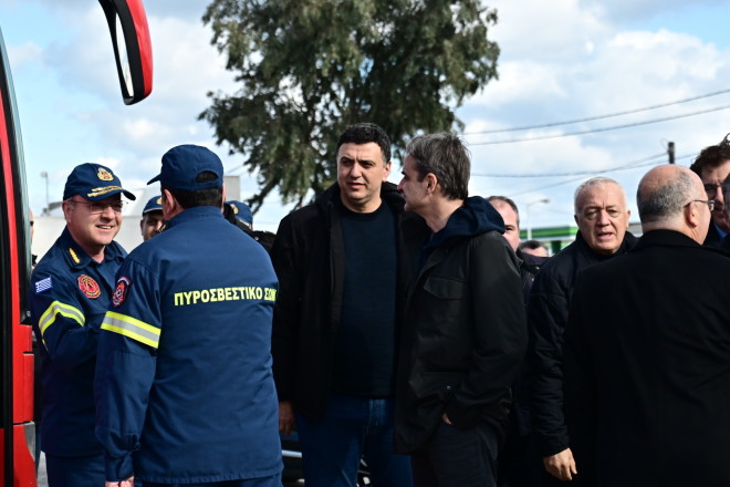 Στη Σαντορίνη έφτασε ο πρωθυπουργός, Κυριάκος Μητσοτάκης, συνοδευόμενος από τον υπουργό Κλιματικής Κρίσης και Πολιτικής Προστασίας, Βασίλη Κικίλια.