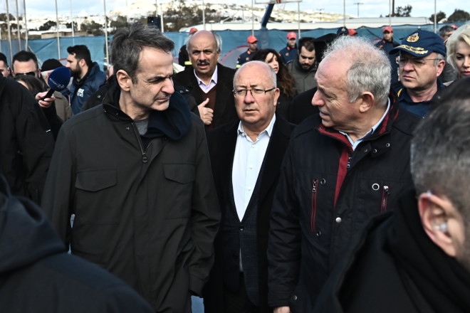 Μητσοτάκης από Σαντορίνη: Συνιστώ ψυχραιμία, το κράτος είναι δίπλα σας