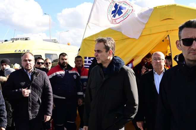 Μητσοτάκης από Σαντορίνη: Συνιστώ ψυχραιμία, το κράτος είναι δίπλα σας