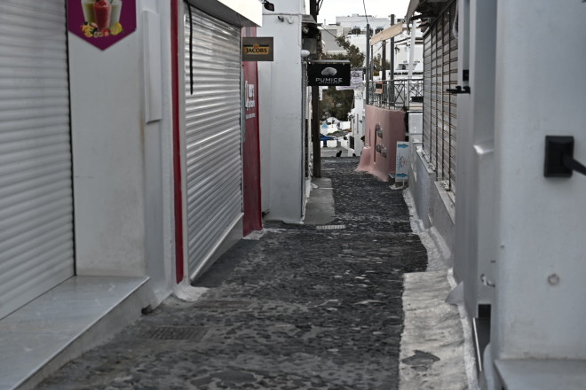 Άδεια η Σαντορίνη μετά τους σεισμούς