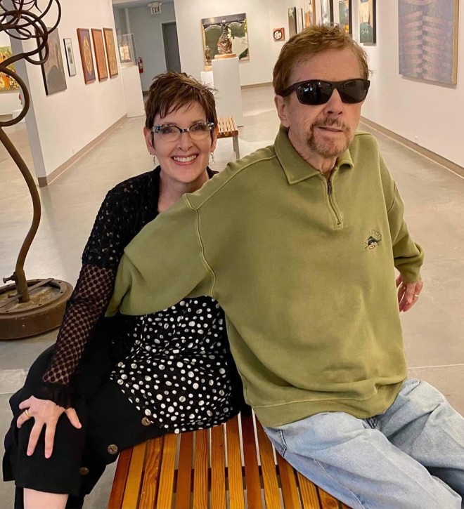 O Tom Robbins με τη σύζυγό του, Alexa / φωτογραφία facebook