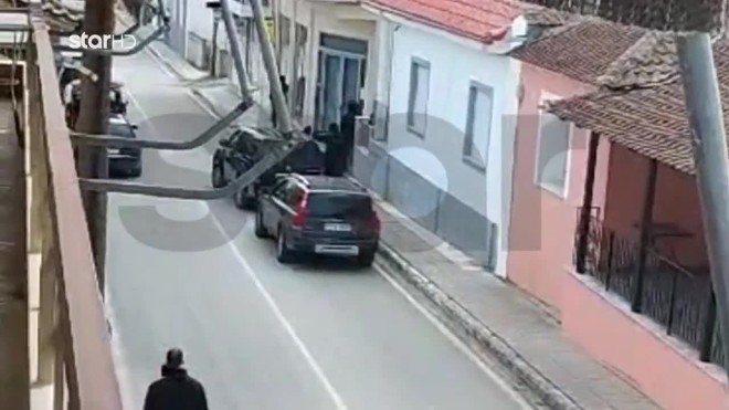 Στιγμιότυπο από τη στιγμή των διαπραγματεύσεων των αστυνομικών με τον δράστη/ Star