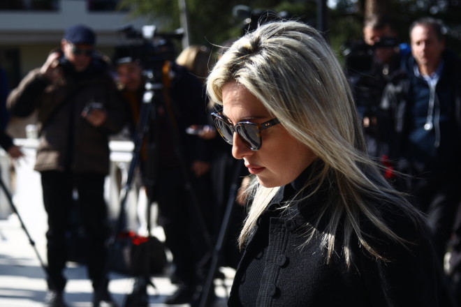 Η Πόπη Δομάζου στην κηδεία του Τάκη Οικονομόπουλου