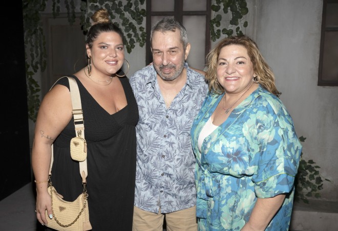 Η Δανάη Μπάρκα κι η Βίκυ Σταυροπούλου είναι η οικογένεια του Χρήστου Χατζηπαναγιώτη