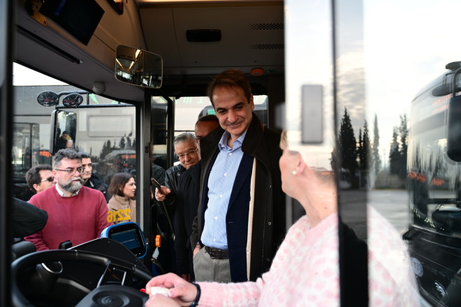  ο πρωθυπουργός, Κυριάκος Μητσοτάκης, ο οποίος το πρωί επισκέφθηκε το αμαξοστάσιο των Οδικών Συγκοινωνιών (ΟΣΥ) στον 'Αγιο Ιωάννη Ρέντη