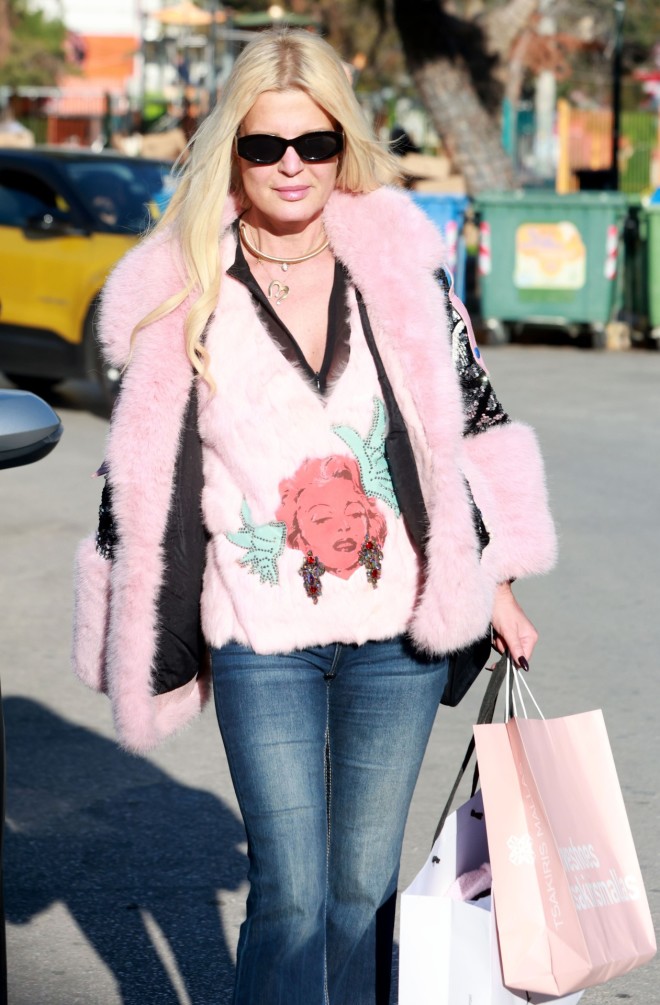 Το τέλειο look για shopping στη Γλυφάδα επέλεξε η Μαρίνα Σταυράκη