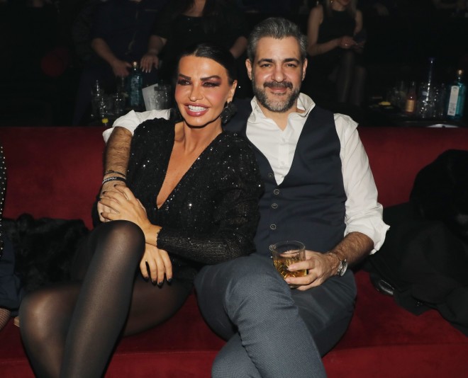Η Νίνα Λοτσάρη στην αγκαλιά του συντρόφου της, Χρήστου Λεμονίδη