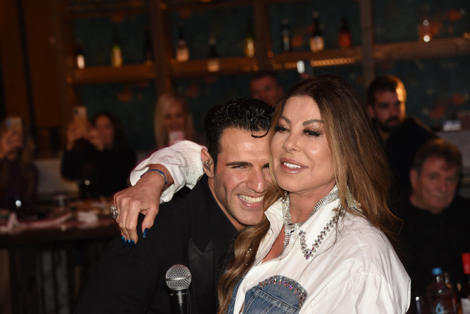 «Πλατινένιος» Πέτρος Ιακωβίδης: Πολύ τραγούδι και λαμπερές παρουσίες!